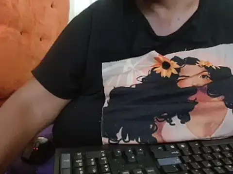 Snapshot of tinagiant chatting on February 6, 2025, 1:43 pm tinagiant online show from February 6, 2025, 1:43 pm