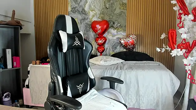 Danna topless online show from March 16, 2026, 12:09 pm