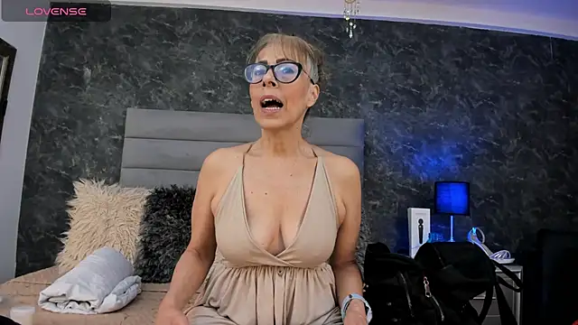 Bella Evans  online show from April 14, 2026, 12:55 pm