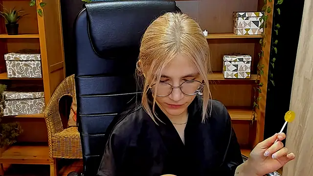 Moon13152 online show from December 7, 2024, 4:03 pm