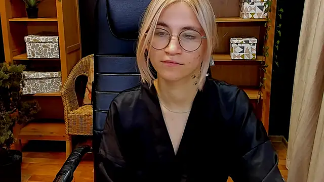 Moon13152 online show from December 7, 2024, 7:10 pm