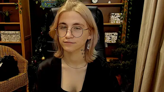 Moon13152 online show from December 12, 2024, 9:48 pm