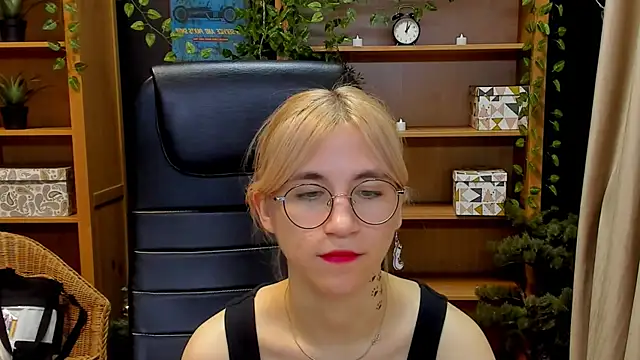 Moon13152 online show from December 19, 2024, 3:07 am