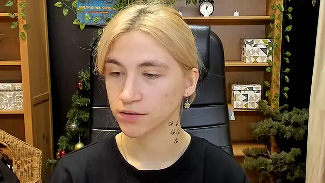 Moon13152 online show from December 23, 2024, 4:06 pm