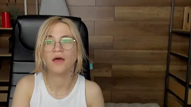 Moon13152 online show from December 28, 2024, 5:14 pm