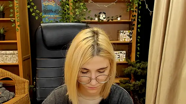 Moon13152 online show from January 10, 2025, 12:27 am