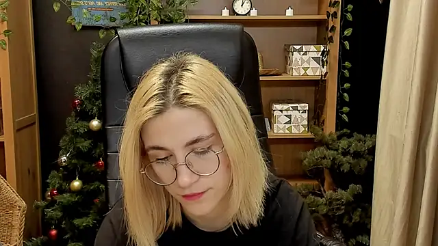 Moon13152 online show from January 19, 2025, 8:19 pm