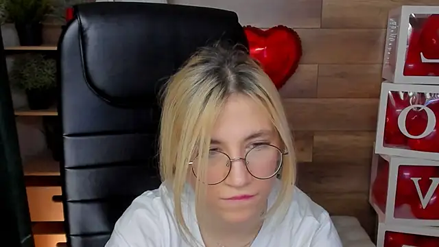 Moon13152 online show from February 15, 2025, 12:26 am