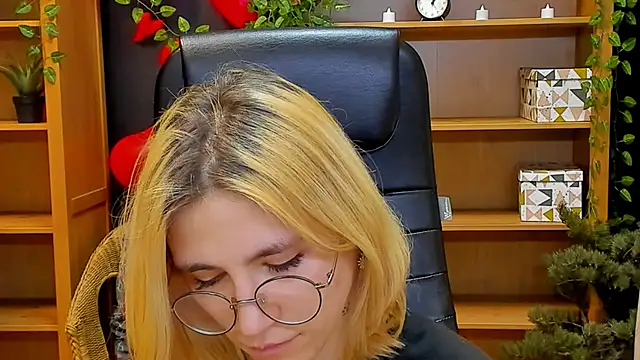 Moon13152 online show from February 24, 2025, 4:27 am