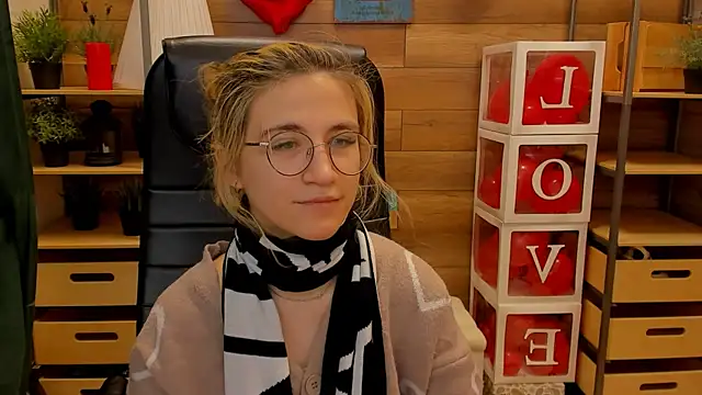 Moon13152 online show from February 24, 2025, 3:42 pm