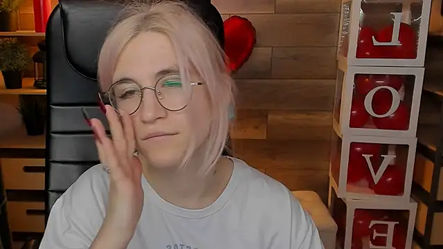 Moon13152 online show from March 21, 2025, 6:18 pm