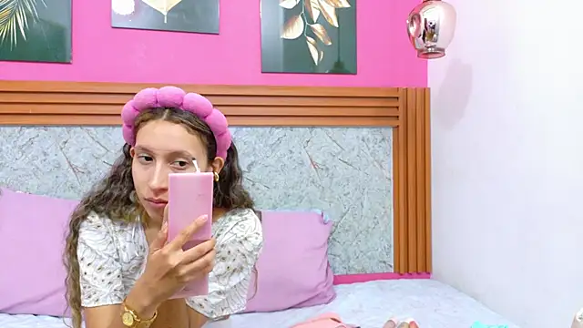 Beautifulskinny18 online show from February 15, 2026, 7:32 pm