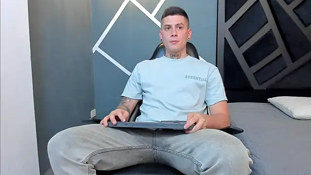 Yeiko Romero  online show from January 17, 2025, 5:19 pm