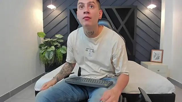 Yeiko Romero  online show from January 28, 2025, 5:14 pm