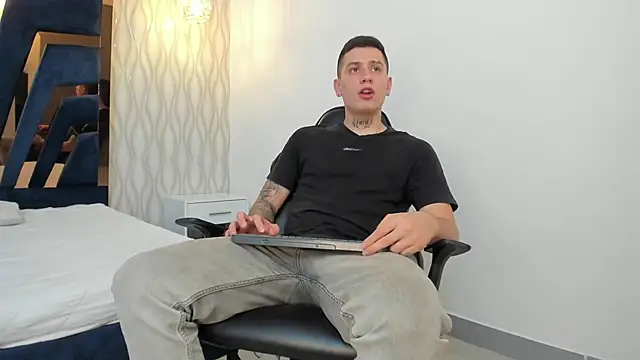 Yeiko Romero  online show from February 19, 2025, 5:27 pm