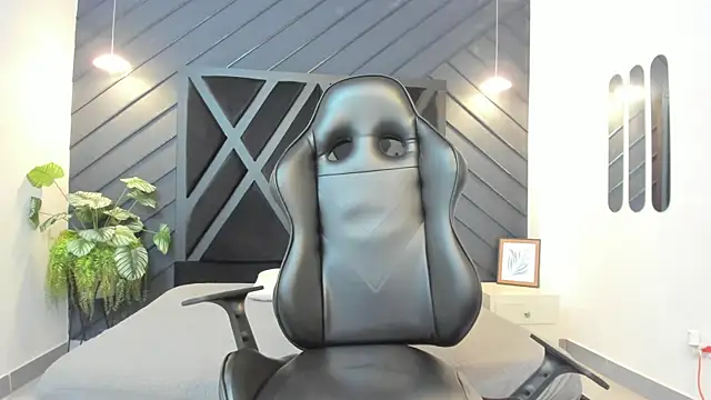 Yeiko Romero  online show from February 25, 2025, 4:42 pm