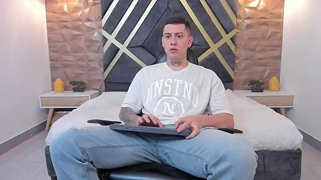 Yeiko Romero  online show from March 22, 2025, 5:31 pm