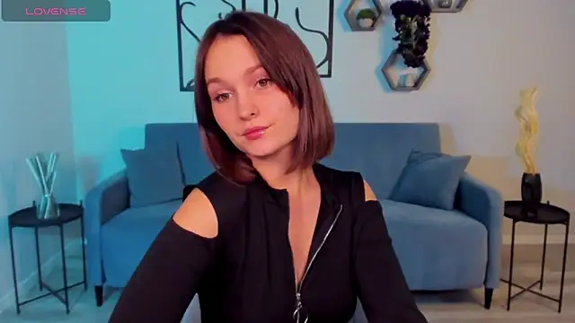 BritnieCute online show from November 18, 2025, 5:01 am