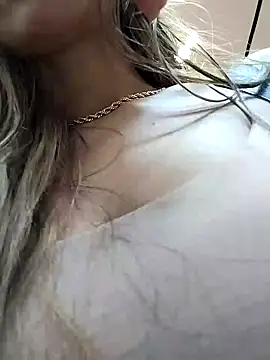 Snapshot of cuteluci_ chatting on January 1, 2025, 9:52 pm cuteluci online show from January 1, 2025, 9:52 pm