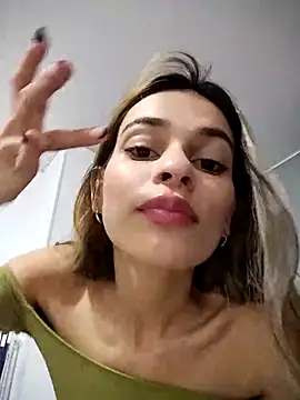 Snapshot of cuteluci_ chatting on March 7, 2025, 10:45 am cuteluci online show from March 7, 2025, 10:45 am