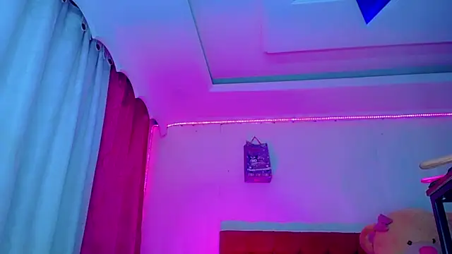 NahomiCamper online show from May 12, 2026, 1:47 am