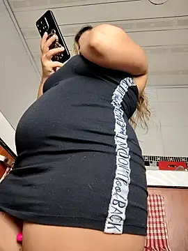 Snapshot of LaurenWelly_ chatting on March 8, 2025, 11:39 pm LaurenWelly online show from March 8, 2025, 11:39 pm