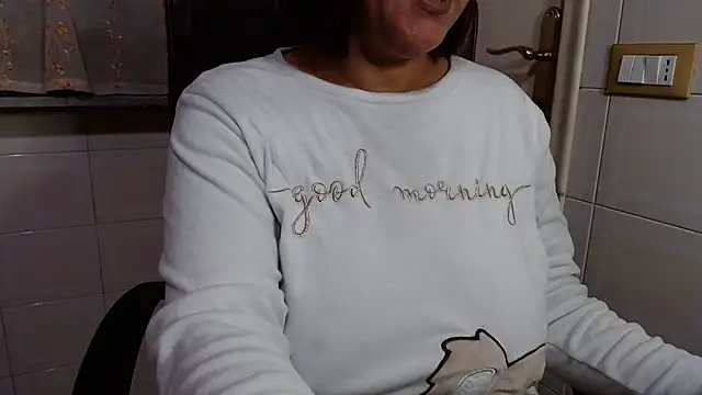 Snapshot of Foxlady2271 chatting on May 1, 2026, 12:48 am Foxlady2271 online show from May 1, 2026, 12:48 am