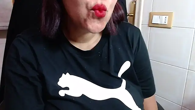 Snapshot of Foxlady2271 chatting on May 26, 2026, 11:12 pm Foxlady2271 online show from May 26, 2026, 11:12 pm