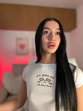 maddy bronw  online show from October 15, 2025, 10:10 pm