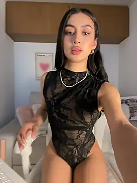 maddy bronw  online show from May 15, 2026, 10:39 pm