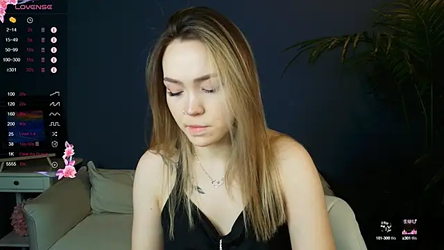 Snapshot of Evia_r0se chatting on December 6, 2024, 8:15 am Evia r0se online show from December 6, 2024, 8:15 am