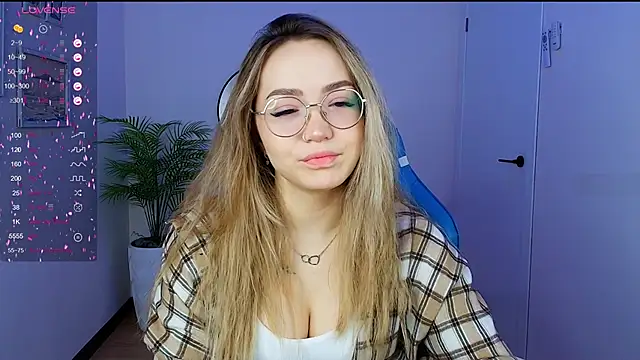 Snapshot of Evia_r0se chatting on February 5, 2025, 1:47 am Evia r0se online show from February 5, 2025, 1:47 am