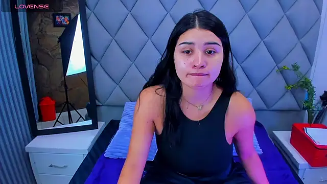 venusowen  online show from November 4, 2025, 1:43 pm