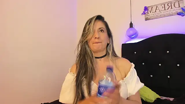 Snapshot of Vivi_tits chatting on January 9, 2025, 12:46 am Vivi tits online show from January 9, 2025, 12:46 am