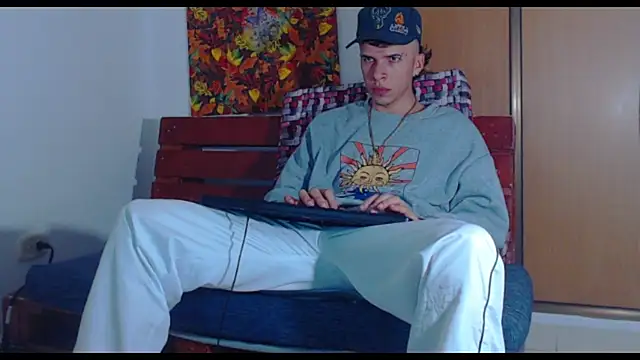 Snapshot of Keeny16 chatting on December 18, 2024, 1:37 am Keeny16 online show from December 18, 2024, 1:37 am