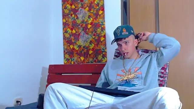 Snapshot of Keeny16 chatting on December 19, 2024, 2:13 pm Keeny16 online show from December 19, 2024, 2:13 pm