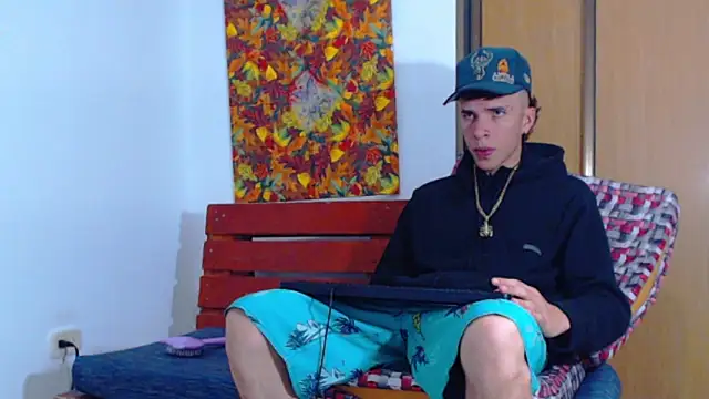 Snapshot of Keeny16 chatting on December 19, 2024, 8:13 pm Keeny16 online show from December 19, 2024, 8:13 pm