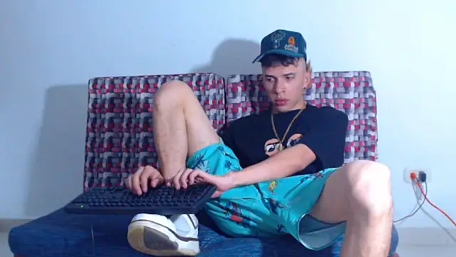 Snapshot of Keeny16 chatting on January 27, 2025, 8:17 pm Keeny16 online show from January 27, 2025, 8:17 pm