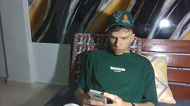 Snapshot of Keeny16 chatting on October 20, 2025, 3:34 pm Keeny16 online show from October 20, 2025, 3:34 pm