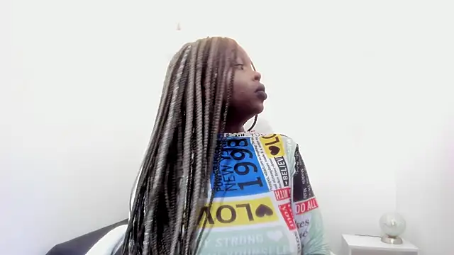 Snapshot of _Zooee chatting on December 7, 2024, 11:40 am Zooee online show from December 7, 2024, 11:40 am