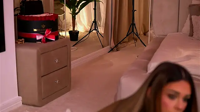 Snapshot of YasmineShaw chatting on December 2, 2025, 11:56 pm YasmineShaw online show from December 2, 2025, 11:56 pm