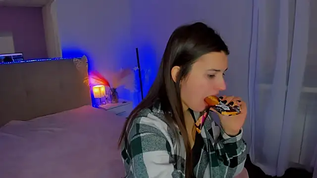 Laura Leee online show from February 3, 2026, 6:51 am