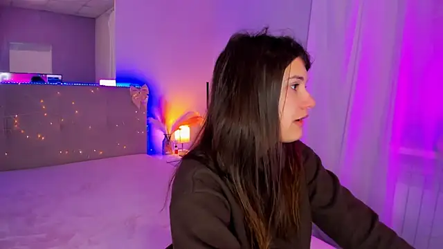 Laura Leee online show from April 9, 2026, 6:13 am