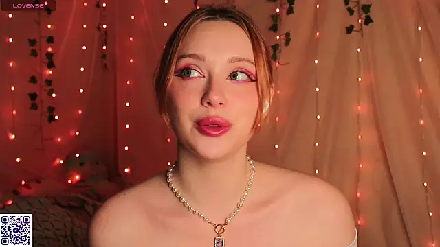 Snapshot of YourSkyAni chatting on December 19, 2025, 1:40 pm YourSkyAni online show from December 19, 2025, 1:40 pm