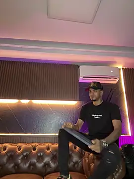 AaronCruz  online show from March 6, 2026, 1:13 am