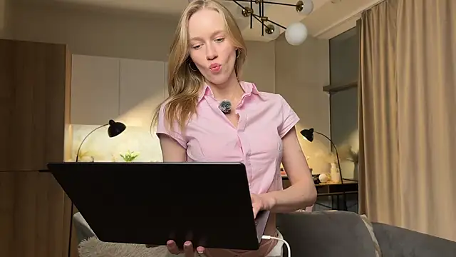 Snapshot of PollyAgata chatting on June 30, 2026, 7:48 pm PollyAgata online show from June 30, 2026, 7:48 pm