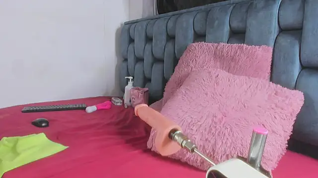 Snapshot of Roxy-Smith chatting on February 1, 2026, 11:14 pm Roxy-Smith online show from February 1, 2026, 11:14 pm