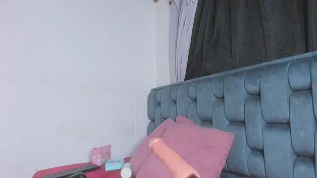 Snapshot of Roxy-Smith chatting on February 4, 2026, 11:09 pm Roxy-Smith online show from February 4, 2026, 11:09 pm