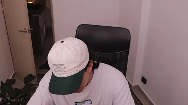 Snapshot of Tony_Hoffa chatting on February 12, 2026, 6:14 pm Tony Hoffa online show from February 12, 2026, 6:14 pm