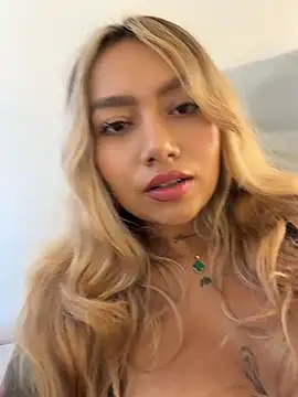 amanda-medrano1 online show from July 28, 2026, 3:21 pm